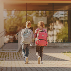 Autismus und Schule: Kinder, die zur Schule laufen.