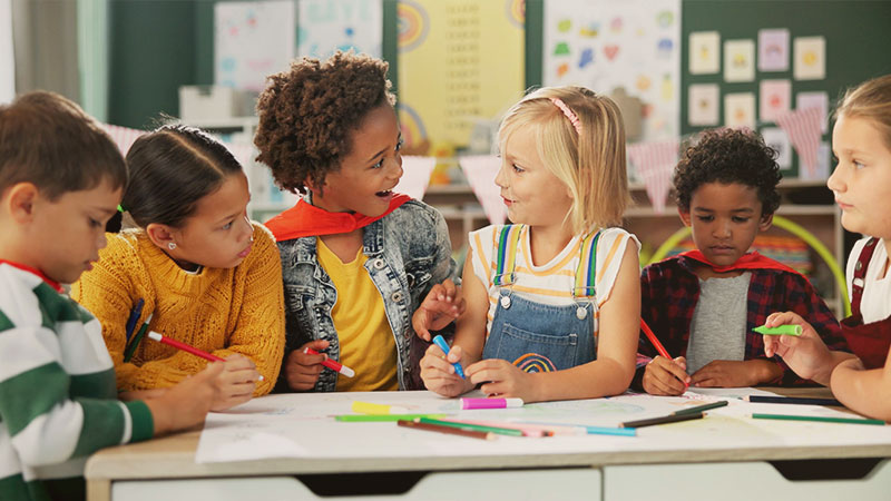 Kinder lernen in der Schule: Autismus Nachteilsausgleich